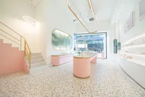 핑크 계단이 있는 2층 구조 뷰티 플래그십 스토어